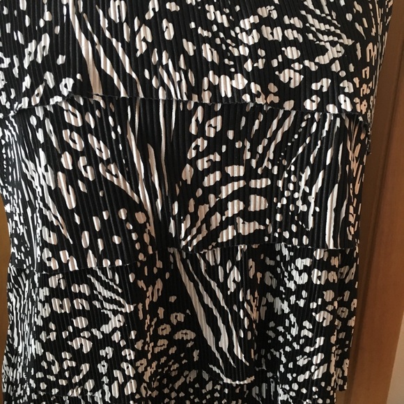 🌹3/$25🌹Chico’s Black and White Ruffle Tank, sz 1 - Picture 4 of 5